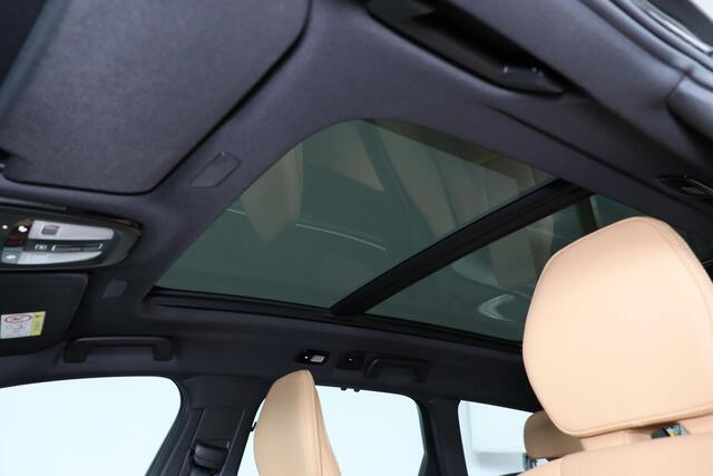 Volvo V90 T6 Recharge AWD Plus Bright - Panoramisch schuif-/kanteldak - Intellisafe Assist/Surround - Harman Kardon Audio - Parkeersensoren v/a - Parkeercamera achter - Nappalederen bekleding - Elektrisch bedienbare voorstoelen incl. geheugenfunctie - Stoelverwarmi