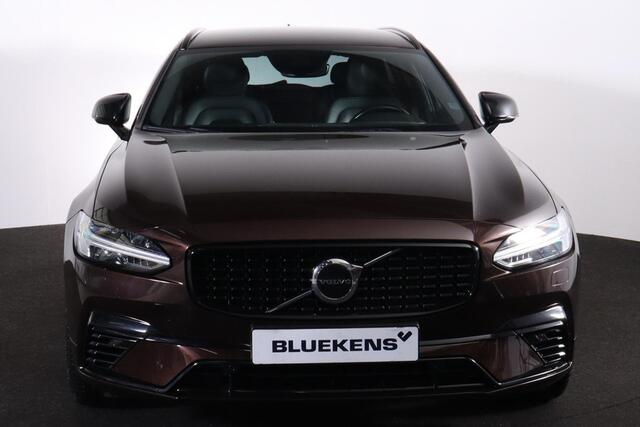 Volvo V90 T8 AWD R-Design - Luchtvering - IntelliSafe Assist - Parkeercamera achter - Verwarmde voorstoelen, stuur & achterbank - Parkeersensoren voor & achter - Elektr. bedienb. voorstoelen met geheugen - Extra getint glas - Elektr. inklapbare trekhaak - 20' LMV