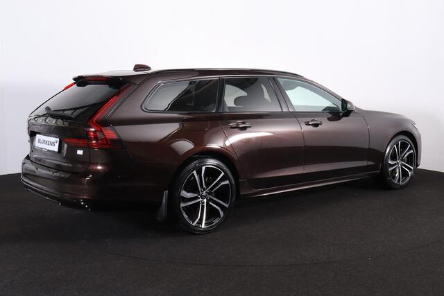 Volvo V90 T8 AWD R-Design - Luchtvering - IntelliSafe Assist - Parkeercamera achter - Verwarmde voorstoelen, stuur & achterbank - Parkeersensoren voor & achter - Elektr. bedienb. voorstoelen met geheugen - Extra getint glas - Elektr. inklapbare trekhaak - 20' LMV