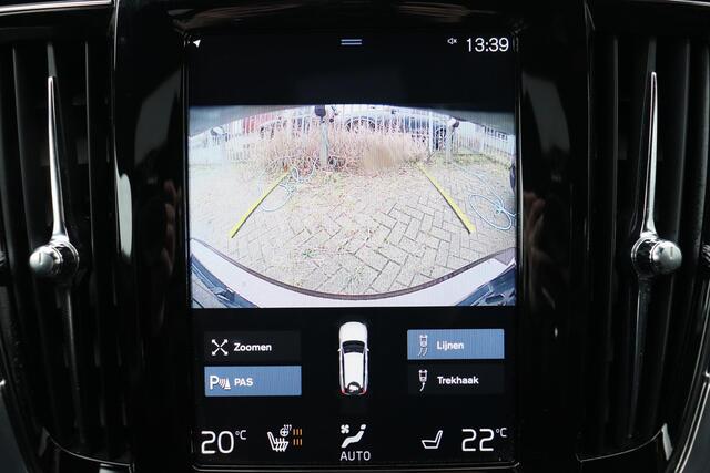 Volvo V90 T8 AWD R-Design - Luchtvering - IntelliSafe Assist - Parkeercamera achter - Verwarmde voorstoelen, stuur & achterbank - Parkeersensoren voor & achter - Elektr. bedienb. voorstoelen met geheugen - Extra getint glas - Elektr. inklapbare trekhaak - 20' LMV