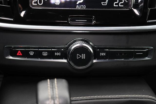 Volvo V90 T8 AWD R-Design - Luchtvering - IntelliSafe Assist - Parkeercamera achter - Verwarmde voorstoelen, stuur & achterbank - Parkeersensoren voor & achter - Elektr. bedienb. voorstoelen met geheugen - Extra getint glas - Elektr. inklapbare trekhaak - 20' LMV