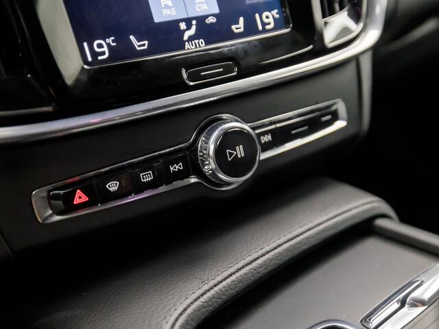 Volvo V90 2.0 T5 Momentum 255Pk Automaat (APPLE CARPLAY, GROOT NAVI, LEDER, CAMERA, ADAPTIVE CRUISE, ELEK SPORTSTOELEN, STOELVERWARMING, GETINT GLAS, NIEUWE APK, NIEUWSTAAT)