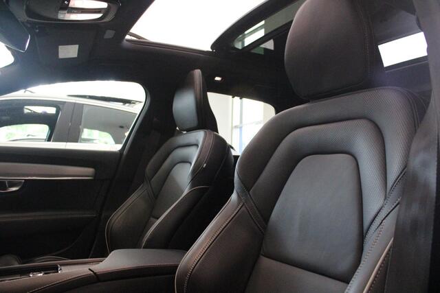 Volvo V90 B5 250PK ULTIMATE DARK MILD HYBRID | PANORAMISCH SCHUIF/KANTEL DAK | HARMAN KARDON AUDIO | FULL-LED ACTIVE HIGH BEAM KOPLAMPEN | LED MISTLAMPEN VOOR | ELEKTRISCH BEDIENBARE VOORSTOELEN MET GEHEUGENFUNCTIE | SPORTSTOELEN MET NAPPA LEER | KRISTALLEN POOKKNO