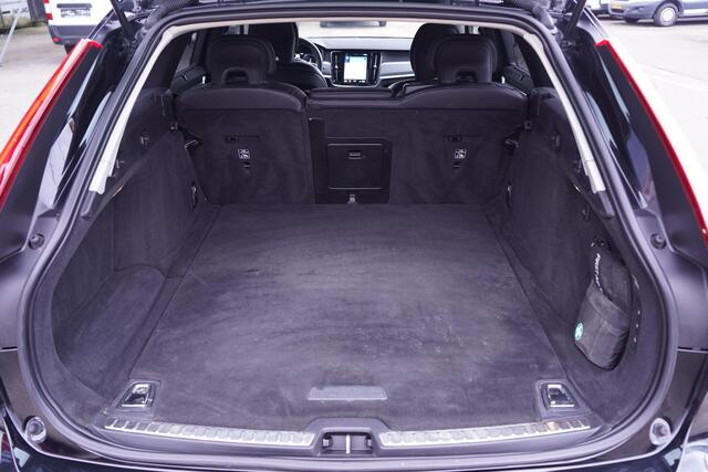 Volvo V90 2.0 T8 AWD Momentum Navi Stuur- en stoelverwarming Led koplampen Adaptive cruise 2100 kg trekgewicht