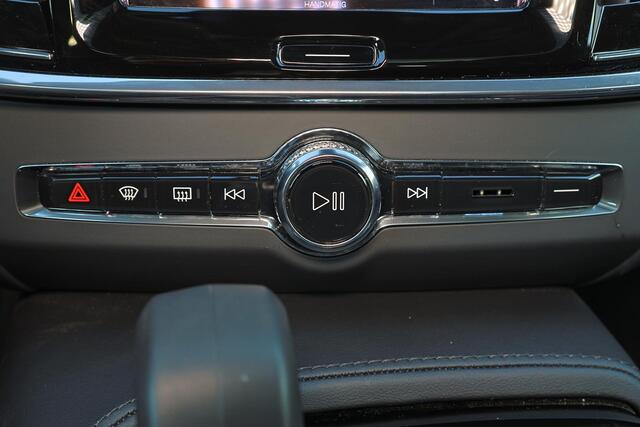 Volvo V90 T8 Recharge AWD Ultra Dark - Panorama/schuifdak - IntelliSafe Assist & Surround - 360º Camera - Harman/Kardon audio - Adaptieve LED koplampen - Verwarmde voorstoelen, stuur & achterbank - Parkeersensoren voor & achter - Elektr. bedienb. voorstoelen met ge