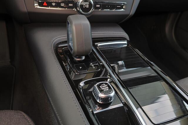 Volvo V90 T6 Recharge AWD Core Bright - IntelliSafe Assist & Surround - 360º Camera - Harman/Kardon audio - Verwarmde voorstoelen, stuur & achterbank - Parkeersensoren voor & achter - Extra getint glas - Elektr. inklapbare trekhaak - 18' LMV