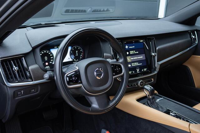 Volvo V90 Cross Country 2.0 T5 AWD Panoramisch schuif-kantel dak | Polestar Engineered Optimalisatie | Klasse III Alarm | Verwarmbare voorstoelen | Parkeerverwarming | Achterbank en Stuurwiel verwarming | Grafisch Head-Up-Display | Parkeer Camera |