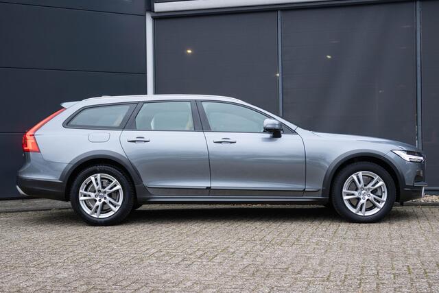 Volvo V90 Cross Country 2.0 T5 AWD Panoramisch schuif-kantel dak | Polestar Engineered Optimalisatie | Klasse III Alarm | Verwarmbare voorstoelen | Parkeerverwarming | Achterbank en Stuurwiel verwarming | Grafisch Head-Up-Display | Parkeer Camera |