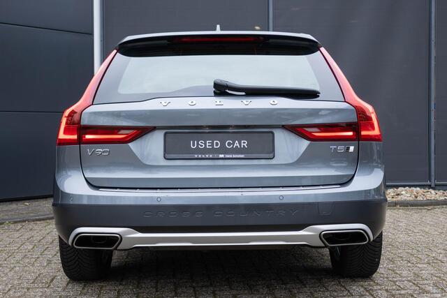 Volvo V90 Cross Country 2.0 T5 AWD Panoramisch schuif-kantel dak | Polestar Engineered Optimalisatie | Klasse III Alarm | Verwarmbare voorstoelen | Parkeerverwarming | Achterbank en Stuurwiel verwarming | Grafisch Head-Up-Display | Parkeer Camera |