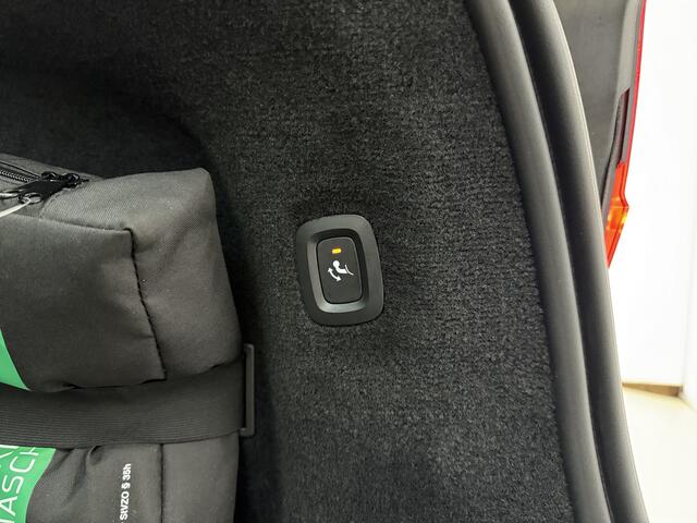 Volvo V90 T6 350pk AWD Ultra Dark / Dubbel glas / 19'' + All Season / Trekhaak / head-Up / Lederen Dashboard / Stoel + Stuurw. Verwarming / Full-LED / 360 Camera / Keyless /