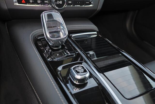 Volvo V90 T8 Recharge AWD Ultra Dark - Panorama/schuifdak - IntelliSafe Assist & Surround - 360º Camera - Harman/Kardon audio - Adaptieve LED koplampen - Verwarmde voorstoelen, stuur & achterbank - Parkeersensoren voor & achter - Elektr. bedienb. voorstoelen met ge