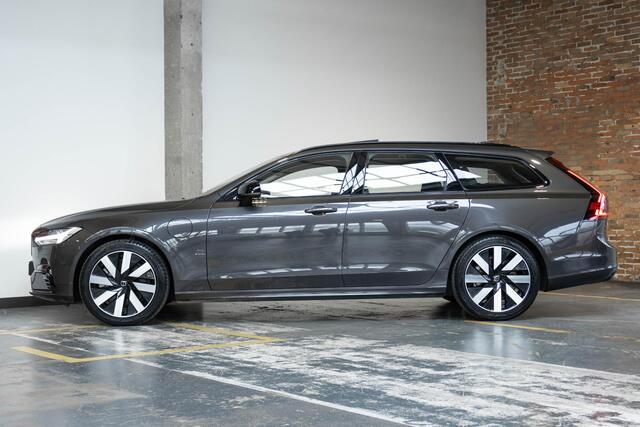 Volvo V90 T6 Plug-in hybrid AWD Ultra Dark | Panoramadak | Semi-Electrische Trekhaak | Verwarmbare voorstoelen+stuurwiel+achterbank | Premium audio by Harman Kardon | Head-up display | 360° Parkeercamera | Parkeersensoren voor + achter