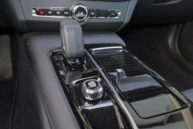 Volvo V90 T6 Recharge AWD Core Bright - IntelliSafe Assist & Surround - Adaptieve LED koplampen - Parkeercamera achter - Verwarmde voorstoelen, stuur & achterbank - Parkeersensoren voor & achter - Extra getint glas - Elektr. inklapbare trekhaak - 19' LMV