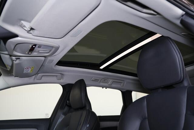 Volvo V90 T8 Recharge AWD Ultra Dark - Luchtvering - Panorama/schuifdak - IntelliSafe Assist & Surround - 360º Camera - Bowers & Wilkins audio - Verwarmde voorstoelen, stuur & achterbank - Parkeersensoren voor & achter - Elektr. bedienb. voorstoelen met geheugen - 