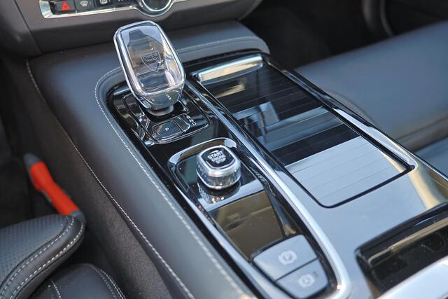 Volvo V90 T8 Recharge AWD Ultra Dark - Luchtvering - Panorama/schuifdak - IntelliSafe Assist & Surround - 360º Camera - Bowers & Wilkins audio - Verwarmde voorstoelen, stuur & achterbank - Parkeersensoren voor & achter - Elektr. bedienb. voorstoelen met geheugen - 