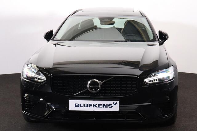 Volvo V90 T6 Recharge AWD Ultra Dark - Panorama/schuifdak - IntelliSafe Assist & Surround - 360º Camera - Harman/Kardon audio - Adaptieve LED koplampen - Verwarmde voorstoelen, stuur & achterbank - Parkeersensoren voor & achter - Elektr. bedienb. voorstoelen met ge
