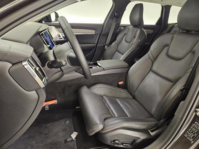 Volvo V90 2.0 T8 Plug-in hybrid AWD Ultra Dark | Gelaagd glas | Trekhaak | Luchtvering | Bowers & Wilkins | Massage | Stoel Koeling | 360° Camera | Adaptieve cruise | Stoel/stuur verwarming |