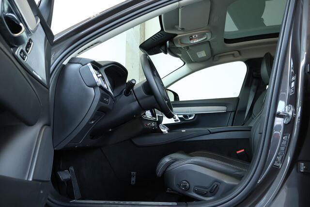 Volvo V90 T8 Plug-in hybrid AWD Ultra Dark | Bowers & Wilkins Premium Audio | Luchtvering | Gelamineerde zijruiten | Semi-Electrische wegklapbare trekhaak | 20" Lichtmetalen velgen | Massage in voorstoelen | Stoelventilatie | Stoelverwarming | 360° Parkeercamera