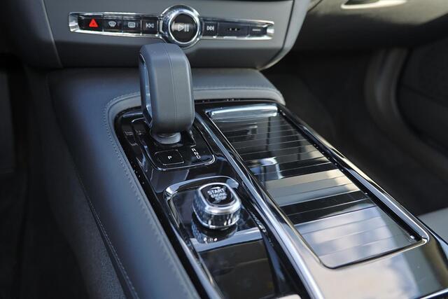 Volvo V90 T6 Recharge AWD Plus Bright - IntelliSafe Assist & Surround - 360º Camera - Harman/Kardon audio - Adaptieve LED koplampen - Verwarmde voorstoelen, stuur & achterbank - Parkeersensoren voor & achter - Elektr. bedienb. voorstoelen met geheugen - Extra getin