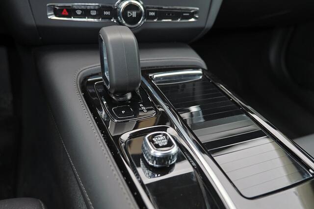 Volvo V90 T6 Recharge AWD Plus Bright - Luchtvering - IntelliSafe Assist & Surround - 360º Camera - Harman/Kardon audio - Adaptieve LED koplampen - Verwarmde voorstoelen, stuur & achterbank - Parkeersensoren voor & achter - Elektr. bedienb. voorstoelen met geheugen