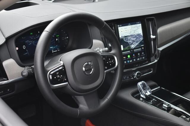 Volvo V90 T8 Plug-in hybrid AWD Ultra Dark | Luchtvering | Trekhaak | Panoramadak | Head up display | Verwarmbare voorstoelen met massagefunctie | Premium audio by Bowers&Wilkins | Interieur voorverwarming