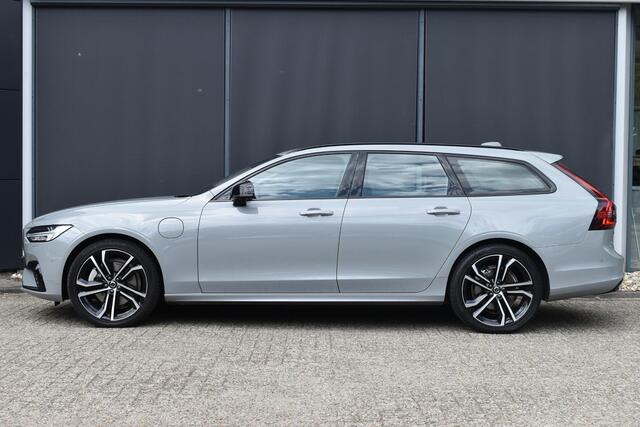 Volvo V90 T8 Plug-in hybrid AWD Ultra Dark | Luchtvering | Trekhaak | Panoramadak | Head up display | Verwarmbare voorstoelen met massagefunctie | Premium audio by Bowers&Wilkins | Interieur voorverwarming