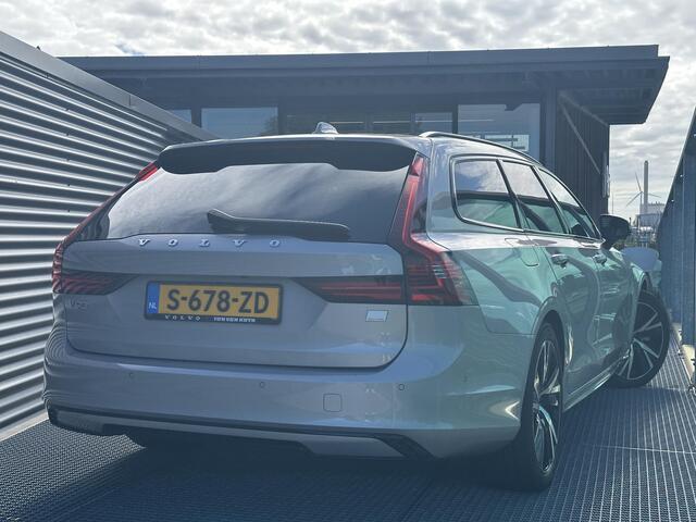 Volvo V90 2.0 T8 Plug-in hybrid AWD Ultimate Dark Volvo V90 2.0 T8 Recharge AWD Ultimate Dark / Pano. dak / Trekhaak / Harman kardon / Elek. verstelbare stoelen / Voor+achter+stuur verwarmd / Leder / Head-up display /