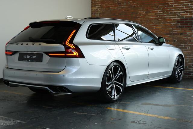 Volvo V90 2.0 B4 R-Design | Semi Electrische Wegklapbare Trekhaak | Head-Up Display | 360° Parkeercamera | Parkeersensoren voor + achter | BLIS | Parkeerverwarming | Harman Kardon Premium Audio | Stoelverwarming | Stuurwielverwarming | 20'' Lichtmetalen velgen |
