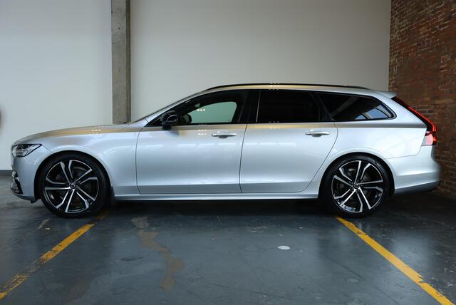 Volvo V90 2.0 B4 R-Design | Semi Electrische Wegklapbare Trekhaak | Head-Up Display | 360° Parkeercamera | Parkeersensoren voor + achter | BLIS | Parkeerverwarming | Harman Kardon Premium Audio | Stoelverwarming | Stuurwielverwarming | 20'' Lichtmetalen velgen |
