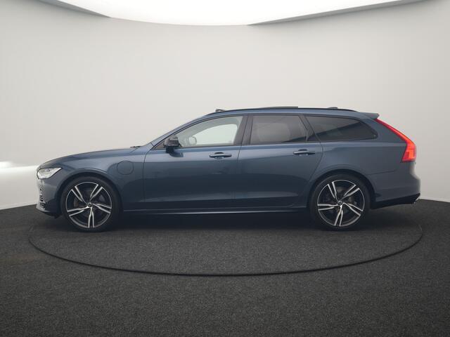 Volvo V90 T8 AWD R-Design PHEV 394pk Dealer O.H. | Trekhaak Af Fabriek | Four C Luchtvering | Panodak | Adaptive Cruise | Head Up | 360 Camera | Bowers & Wilkins | Lederen Sportstoelen Massage & Ventilatie & Memory | Stoelen & Stuur Verwarm Apple Carplay | Navigatie | DAB | 20"L.M | Plug In Hybrid |