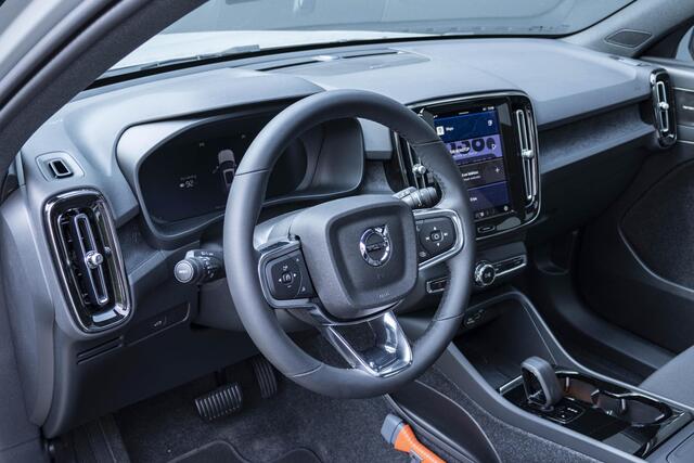 Volvo XC40 Single Motor Extended Range Ultimate 82 kWh | Warmtepomp | Interieur voorverwarming | Adaptive Cruise Control | Blind spot | Panoramadak | 20" Lichtmetalen velgen