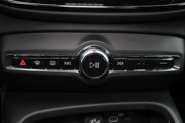 Volvo XC40 Single Motor Extended Range Plus 82 kWh - IntelliSafe Assist & Surround - Verwarmde voorstoelen & stuur - Parkeersensoren voor & achter - Warmtepomp - Draadloze tel. lader - Elektr. inklapbare trekhaak - 19' LMV
