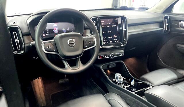 Volvo XC40 Facelift 1.5 T5 Recharge 193kW/262pk DCT7 Ultimate Bright PANORAMADAK + HARMAN/KARDON + LEER + PILOT ASSIST + STOEL-&STUURVERWARMING + CAMERA + BLIS + KEYLESS ENTRY&GO + LANE ASSIST + FULL LED HIGH BEAM + PD-GLASS + PARKSENSOREN V&A + 19" LM-VELGEN!!