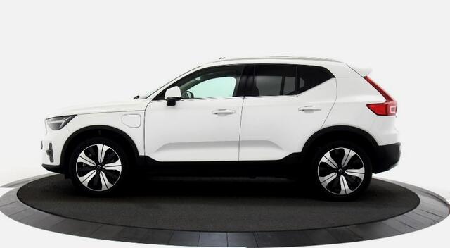 Volvo XC40 Facelift 1.5 T5 Recharge 193kW/262pk DCT7 Ultimate Bright PANORAMADAK + HARMAN/KARDON + LEER + PILOT ASSIST + STOEL-&STUURVERWARMING + CAMERA + BLIS + KEYLESS ENTRY&GO + LANE ASSIST + FULL LED HIGH BEAM + PD-GLASS + PARKSENSOREN V&A + 19" LM-VELGEN!!
