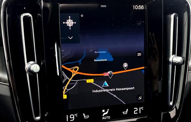 Volvo XC40 Facelift 1.5 T5 Recharge 193kW/262pk DCT7 Ultimate Bright PANORAMADAK + HARMAN/KARDON + LEER + PILOT ASSIST + STOEL-&STUURVERWARMING + CAMERA + BLIS + KEYLESS ENTRY&GO + LANE ASSIST + FULL LED HIGH BEAM + PD-GLASS + PARKSENSOREN V&A + 19" LM-VELGEN!!