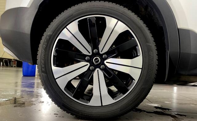 Volvo XC40 Facelift 1.5 T5 Recharge 193kW/262pk DCT7 Ultimate Bright PANORAMADAK + HARMAN/KARDON + LEER + PILOT ASSIST + STOEL-&STUURVERWARMING + CAMERA + BLIS + KEYLESS ENTRY&GO + LANE ASSIST + FULL LED HIGH BEAM + PD-GLASS + PARKSENSOREN V&A + 19" LM-VELGEN!!