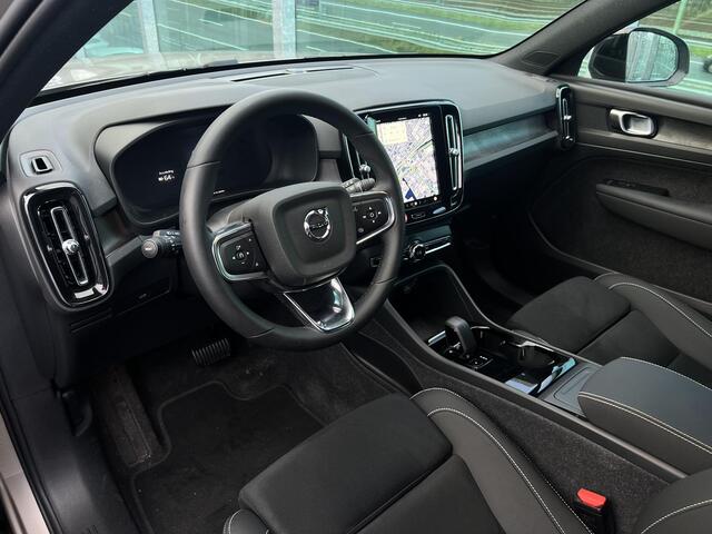 Volvo XC40 Single Motor Plus 69 kWh Elektrisch, Automaat, Bright dusk metallic, Nubuck / microtech bekleding, Stoelverwarming, Stuurverwarming, Extra getinte ramen vanaf B-stijl, 19 inch wielen met all-season banden,