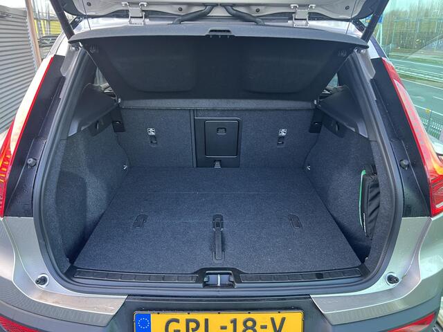 Volvo XC40 Single Motor Plus 69 kWh Elektrisch, Automaat, Bright dusk metallic, Nubuck / microtech bekleding, Stoelverwarming, Stuurverwarming, Extra getinte ramen vanaf B-stijl, 19 inch wielen met all-season banden,