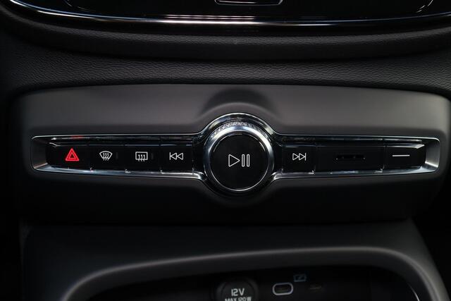 Volvo XC40 Single Motor Extended Range Plus 82 kWh - Intellisafe Assist& Surround - Parkeercamera achter - Verwarmde voorstoelen & stuur - Parkeersensoren voor & achter - 19' LMV - Keyless - Elektr. bedienbare achterklep - Warmtepomp - Google Maps