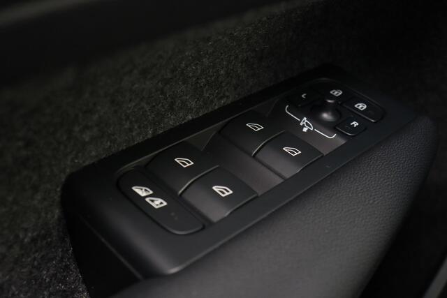 Volvo XC40 Single Motor Extended Range Plus 82 kWh - Intellisafe Assist& Surround - Parkeercamera achter - Verwarmde voorstoelen & stuur - Parkeersensoren voor & achter - 19' LMV - Keyless - Elektr. bedienbare achterklep - Warmtepomp - Google Maps