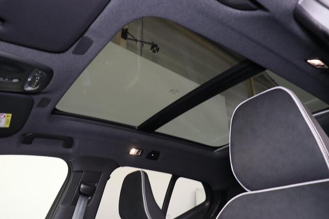 Volvo XC40 T4 Recharge Ultimate Dark - Panorama/schuifdak - IntelliSafe Assist & Surround - 360° Camera - Harman/Kardon audio - Verwarmde voorstoelen & stuur - Parkeersensoren voor & achter - Elektr. bedienb. voorstoelen met links geheugen - Draadloze tel. lader - E