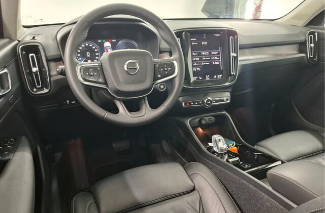 Volvo XC40 1.5 T4 Recharge 155kW/211pk DCT7 Plus Dark Facelift!! NAPPALEDER + ADAPT.CRUISE + PILOT ASSIST + NAVI SENSUS + BLIS + LANE ASSIST + EL.STOELEN + STOELVERWARMING V&A + STUURVERWARMING + CAMERA + KEYLESS ENTRY&GO + PARKSENSOREN V&A + 18" LM-VELGEN!!
