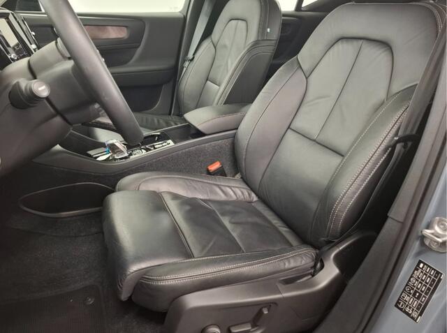 Volvo XC40 1.5 T4 Recharge 155kW/211pk DCT7 Plus Dark Facelift!! NAPPALEDER + ADAPT.CRUISE + PILOT ASSIST + NAVI SENSUS + BLIS + LANE ASSIST + EL.STOELEN + STOELVERWARMING V&A + STUURVERWARMING + CAMERA + KEYLESS ENTRY&GO + PARKSENSOREN V&A + 18" LM-VELGEN!!