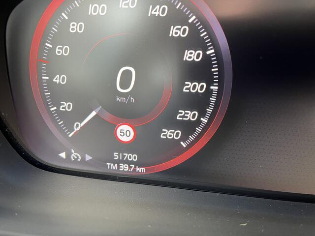 Volvo XC40 1.5 T3 Momentum Pro Automaat Panoramadak Camera 19" licht metalen velgen Harman/Kardon