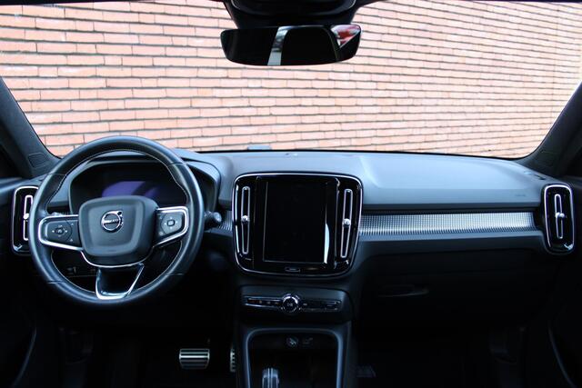 Volvo XC40 Recharge P8 AWD 408PK R-Design, Visual Park Assist incl. 360° Camera | Harman/Kardon Premium Geluidssysteem | Adaptive Cruise Control Met Pilot Assist | BLIS Dodehoekdetectie | Verwarmbare Voorstoelen | Stuurwielverwarming | Keyless Entry | Elektrisch Bed