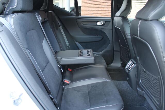 Volvo XC40 Recharge P8 AWD 408PK R-Design, Visual Park Assist incl. 360° Camera | Harman/Kardon Premium Geluidssysteem | Adaptive Cruise Control Met Pilot Assist | BLIS Dodehoekdetectie | Verwarmbare Voorstoelen | Stuurwielverwarming | Keyless Entry | Elektrisch Bed