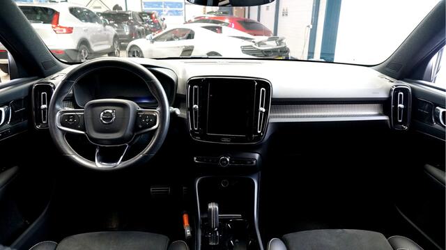 Volvo XC40 Recharge P8 AWD 300kW/408pk Aut. R-Design PANORAMADAK + HARMAN/KARDON + ADAPT.CRUISE + EL.TREKHAAK + 360 CAMERA + BLIS + PILOT ASSIST + GOOGLE DASHBOARD + LANE ASSIST + LEER/ALCANTARA + STOEL-&STUURVERWARMING + PARKSENSOREN V&A + 20" LM-VELGEN!!