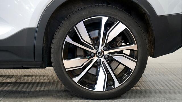 Volvo XC40 Recharge P8 AWD 300kW/408pk Aut. R-Design PANORAMADAK + HARMAN/KARDON + ADAPT.CRUISE + EL.TREKHAAK + 360 CAMERA + BLIS + PILOT ASSIST + GOOGLE DASHBOARD + LANE ASSIST + LEER/ALCANTARA + STOEL-&STUURVERWARMING + PARKSENSOREN V&A + 20" LM-VELGEN!!
