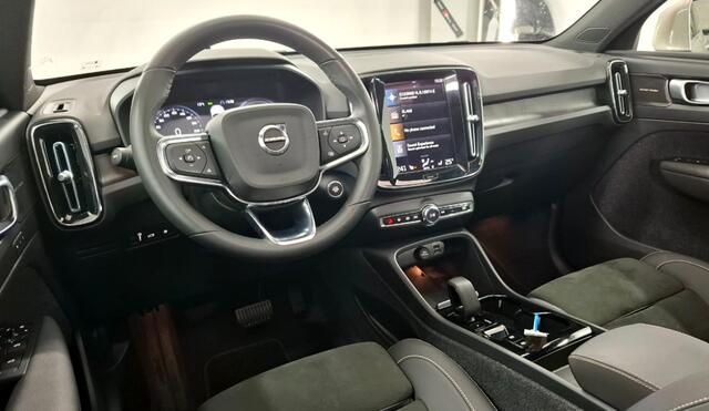 Volvo XC40 1.5 T5 Plug-in Hybrid 193kW/262pk DCT7 Ultimate Bright PANORAMADAK + HARMAN/KARDON + ADAPT.CRUISE + PILOT ASSIST + NAVI SENSUS + BLIS + LANE ASSIST + EL.STOELEN + STOELVERWARMING + STUURVERWARMING + 360 CAMERA + KEYLESS + PARKSENSOREN V&A + 19" LM-VELGEN!