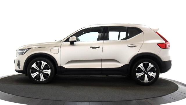 Volvo XC40 1.5 T5 Plug-in Hybrid 193kW/262pk DCT7 Ultimate Bright PANORAMADAK + HARMAN/KARDON + ADAPT.CRUISE + PILOT ASSIST + NAVI SENSUS + BLIS + LANE ASSIST + EL.STOELEN + STOELVERWARMING + STUURVERWARMING + 360 CAMERA + KEYLESS + PARKSENSOREN V&A + 19" LM-VELGEN!